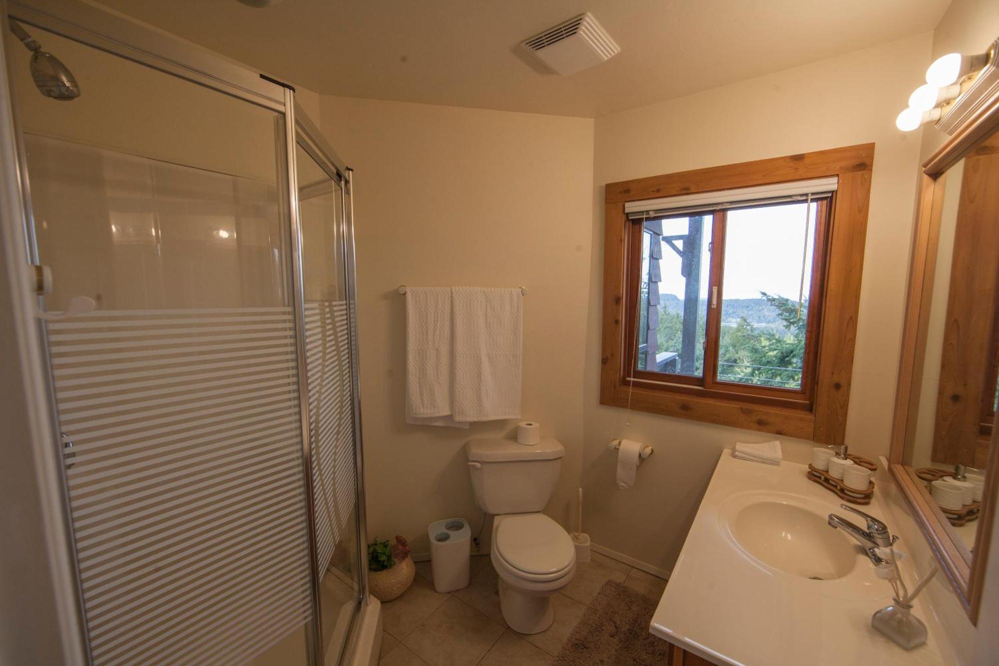 Shangri-La Oceanfront Vacation Home Bedwell Harbour Quarto foto